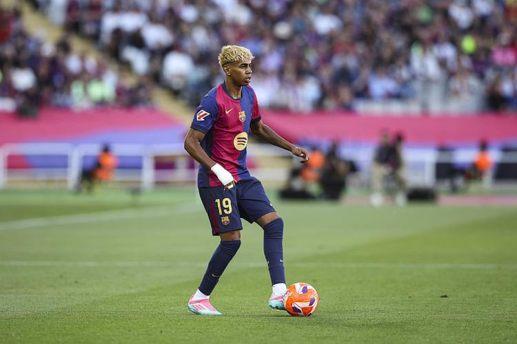 进入国家队模式，德保罗晒和梅西一起抵达集训营报到照片