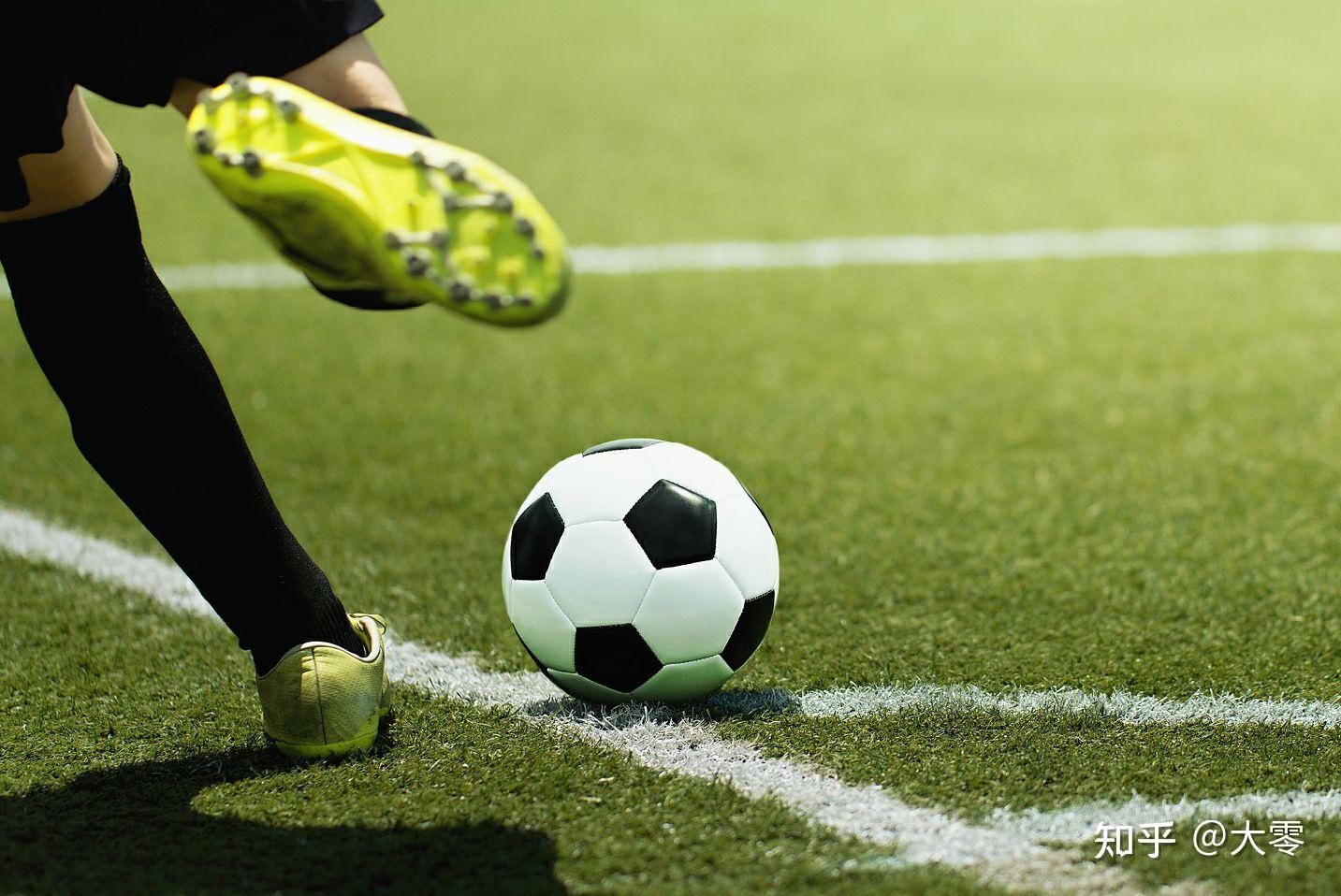 青训小将破门后被队友高高举起