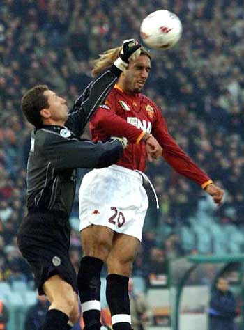 足球国足忙碌备战，训练场加练至夜晚