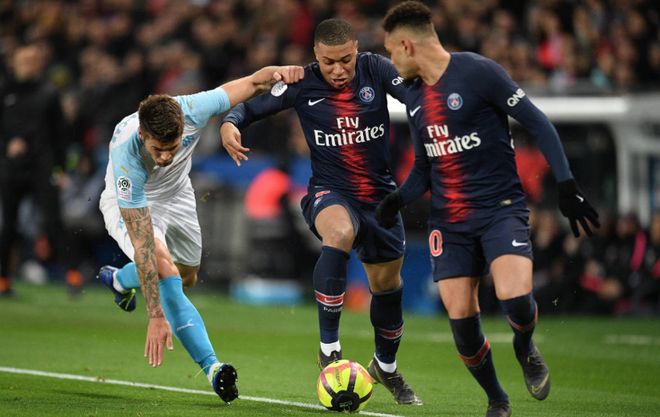 过去9次英超圣诞榜首5次最终夺冠，其余4次均是曼城逆袭（近9次英超圣诞榜首仅5次守住冠军，其余4次皆被曼城逆袭夺冠）