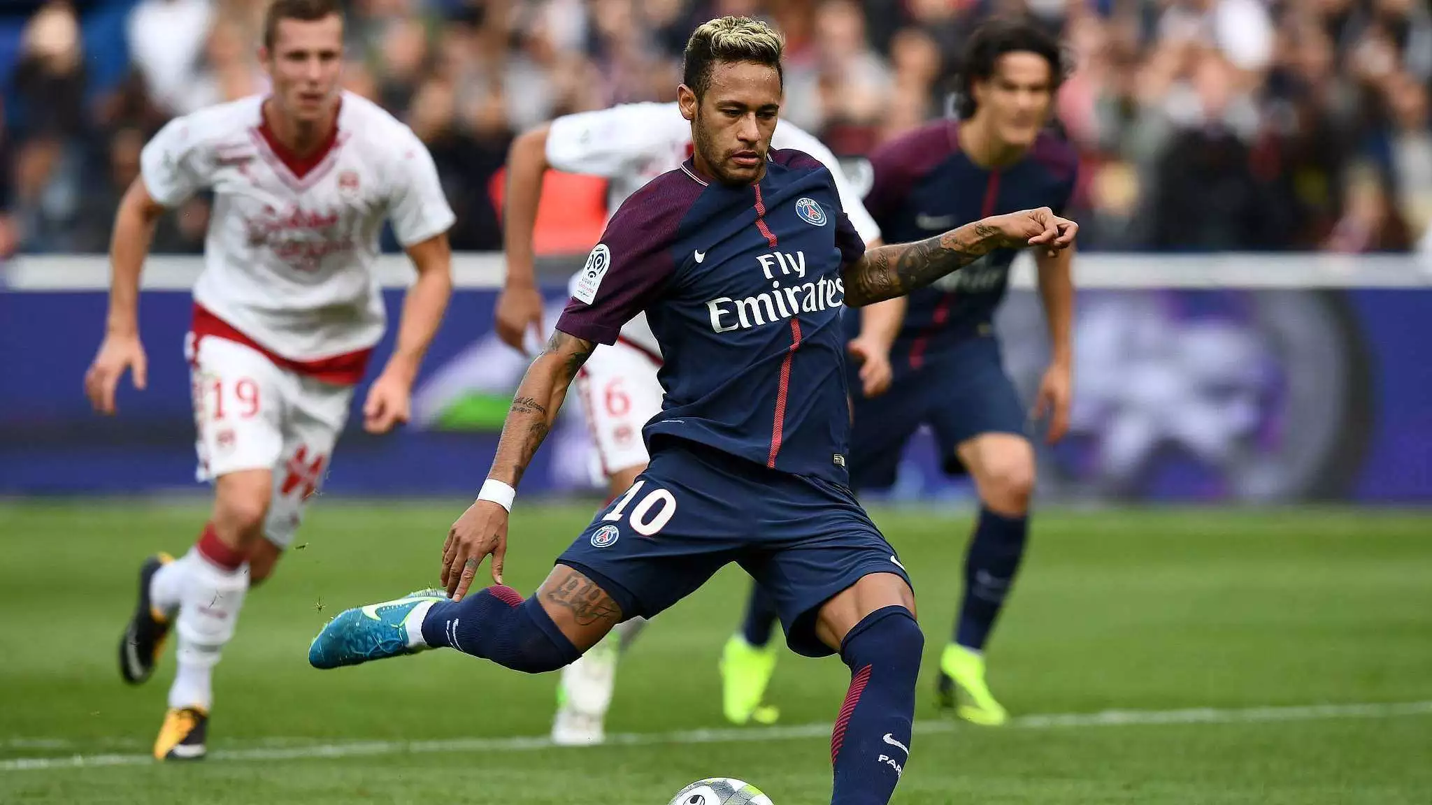 弗兰克：范德芬进球前我心想他要去哪，在场边喊让他快传球