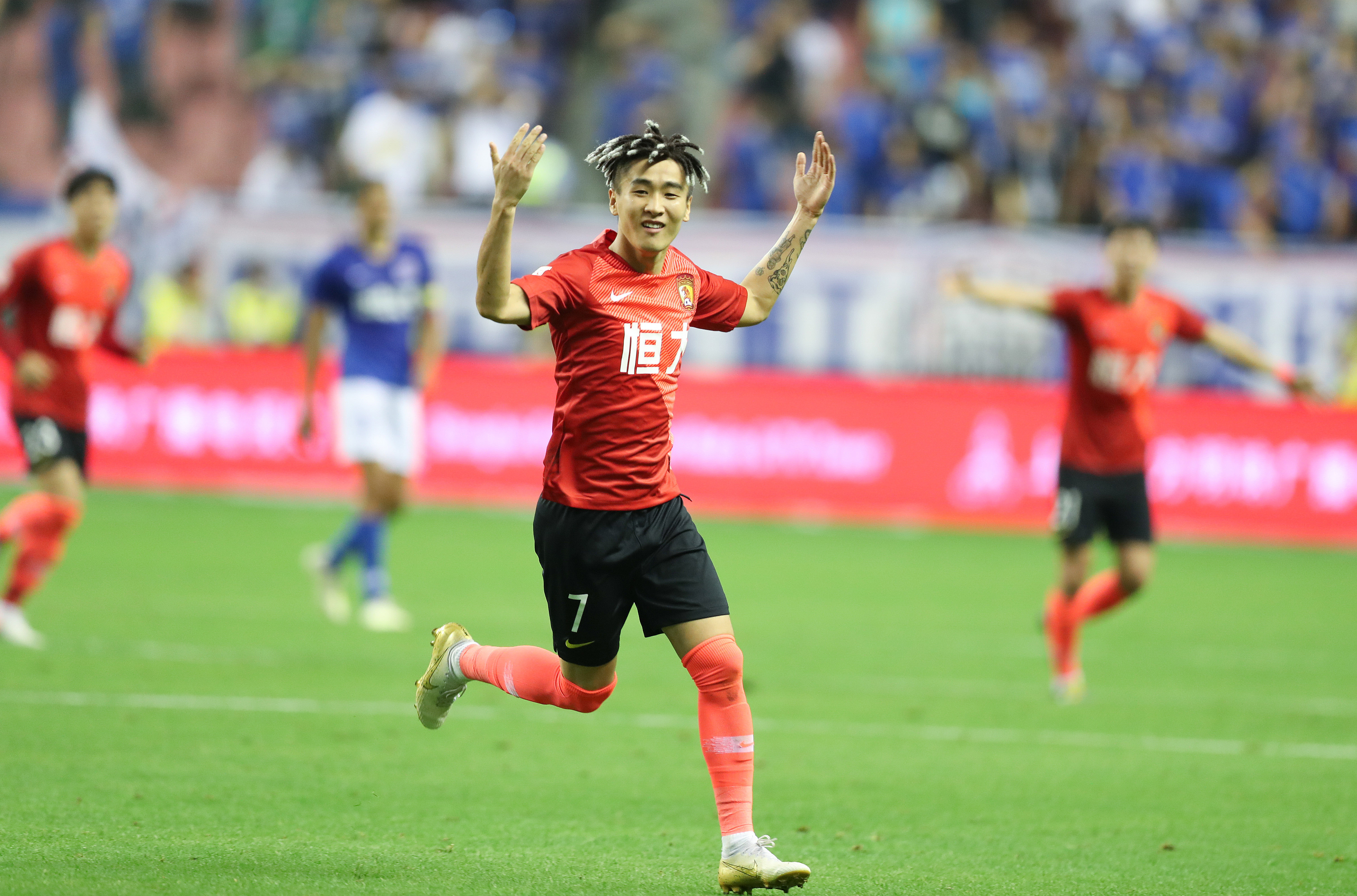 抽象，特朗普晒和C罗踢球的AI生成视频：C罗很聪明也很酷