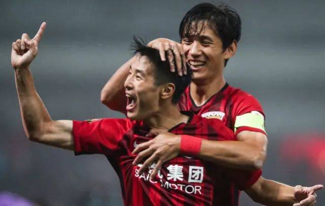 拉普拉塔大学生抗议阿足协新规，背身列队迎接联赛冠军罗萨里奥