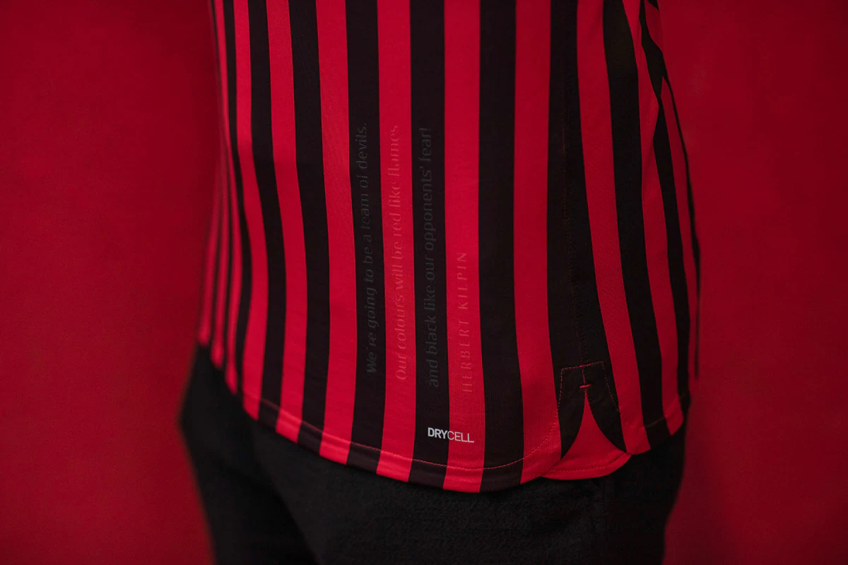 个人能力！两队进攻陷入困境， 奎因上场外线运球高难度急停三分命中！