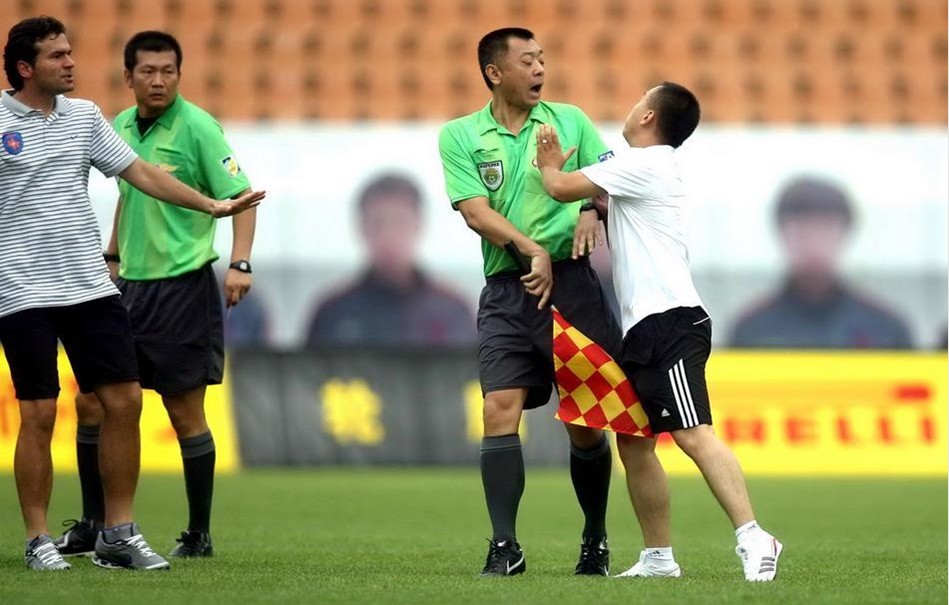 阿贾克斯客场4-2逆转卡拉巴克，收获本赛季欧冠首胜（阿贾克斯客场4-2翻盘卡拉巴克，迎来本赛季欧冠首胜）