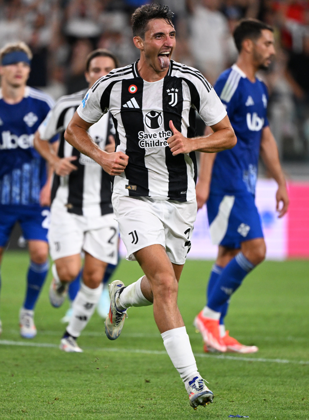 前锋关键时刻破门，球队士气高涨